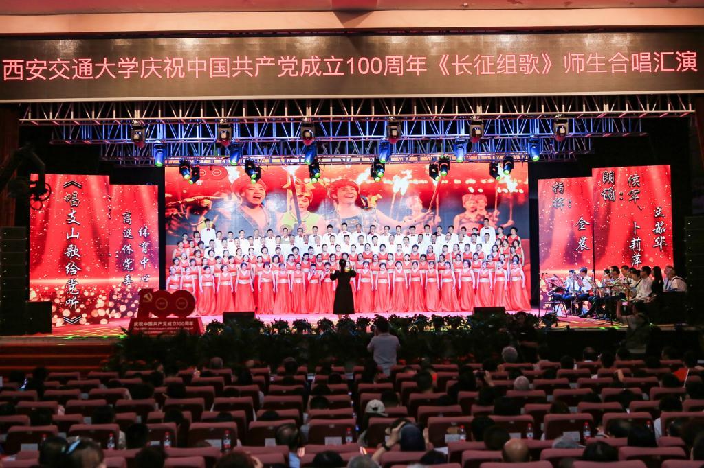 爸爸抱娃走路险摔倒 还好及时把娃撤回！“啥事没有还冲我乐”